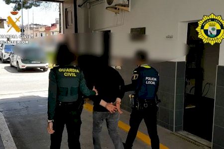 Detinguts dos presidiaris per atracar una gasolinera de Sueca estant de permís