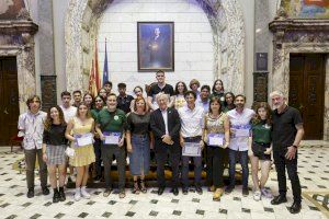 L'Ajuntament reconeix a l'alumnat de l'IES Districte Marítim que ha completat el programa Europass d'estudis a la Unió Europea