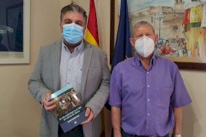 El alcalde recibe un ejemplar del libro ‘La vida tradicional en el Valle del Alhorín de Villena’ de Manuel Hernández