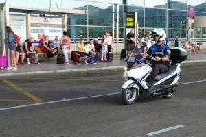 Detienen a un hombre en el aeropuerto de Alicante-Elche por robar equipajes