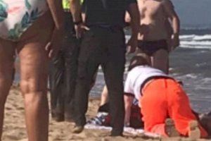 Rescaten a dos joves, un d'ells menor, en una platja de Guardamar del Segura