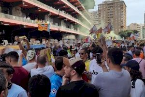 Milers d'aficionats es concentren fora de Mestalla per a protestar contra Meriton