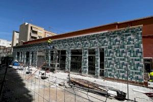 Comienzan los trabajos de retirada del fibrocemento de la fachada y cubierta del Mercado Municipal de Carolinas
