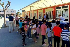 Los alumnos de los colegios de Pilar de la Horadada reciben Desayunos Saludables