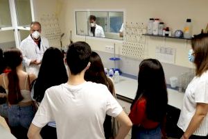Alumnado del IES Bernat de Sarrià de Benidorm visita el laboratorio municipal