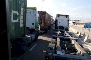Los transportistas advierten de que el atasco crónico en las terminales del Puerto de València ya es “insostenible”