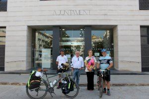 Ciclistas de ‘Camins de l’Orde de Montesa’ visitan el Ayuntamiento de Burriana