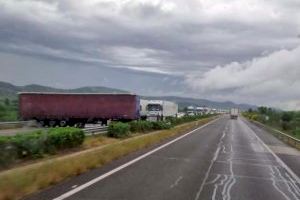 Un camió queda creuat en l'AP-7 en Alcalà de Xivert i curta l'autopista