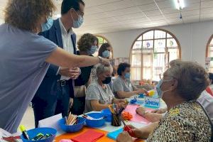El alcalde de Elda visita al alumnado y a las personas mayores que participan en el  programa de conciliación ‘Aula de Respiro’