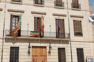 VOX Monóvar solicita al ayuntamiento la retirada de banderas "no oficiales" de la fachada del edificio