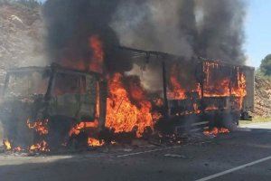 Un camión se incendia y corta la autovía del Aeropuerto de Castellón