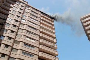 Fuego en el balcón de la última planta de una torre de Valencia