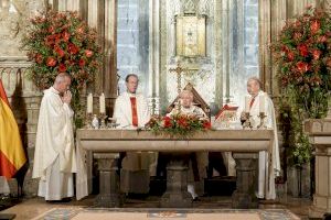 La Real Hermandad del Santo Cáliz de Valencia celebra su fiesta anual con una misa y la incorporación de once nuevos miembros