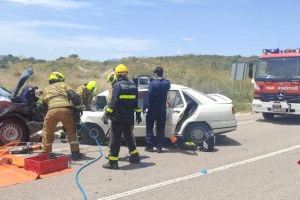 Aparatoso choque frontal entre dos coches en Algueña (Alicante)