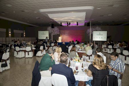 ACECU homenajea a 9 negocios históricos en la II Gala del Comercio de Cullera