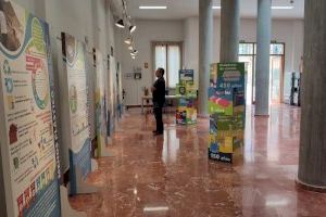 Arranca la exposición "¿+ Mar o + plástico?" en la Biblioteca Municipal de El Campello