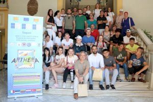 El Ayuntamiento de Sagunto recibe a los alumnos del programa Erasmus+ del CEE Sant Cristòfol