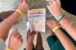 La Regidoria de Prevenció d’Addiccions difon la campanya del Dia Mundial sense tabac als instituts amb l’ajuda de voluntariat