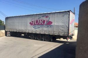 Camiones perdidos quedan atrapados en Vila-real por culpa del GPS