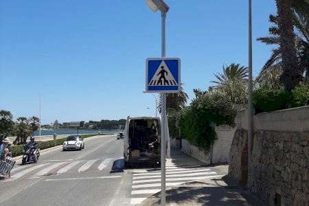 El Ajuntament de Dénia instala nuevas señales en los pasos peatonales alimentadas con energía solar