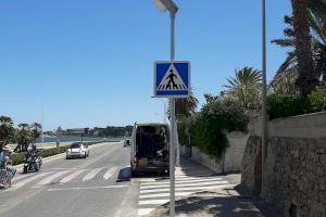 El Ajuntament de Dénia instala nuevas señales en los pasos peatonales alimentadas con energía solar