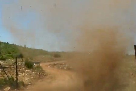VIDEO | Un remolino de polvo sorprende en Moixent