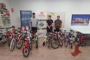 El Proyecto "Bicis Solidarias" entrega 17 bicicletas a niñas y niños refugiados de Ucrania acogidos en Elche