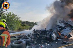 Muere el conductor de un camión al incendiarse la cabina tras un accidente en Riba-roja