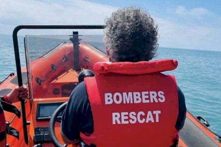 Rescatan a tres personas de una embarcación que se hundía frente a Burriana