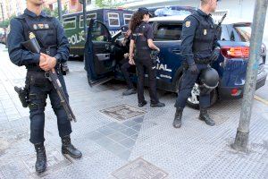 La Policia Nacional pentina Orriols: Identifiquen a 103 persones i inspeccionen 17 vehicles