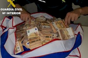 Intenta volar desde Manises con 400.000 euros ocultos en la maleta