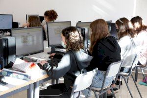 Más de 45.000 docentes han usado la plataforma de enseñanza virtual de la Generalitat 'Aules' para impartir formación a distancia este curso