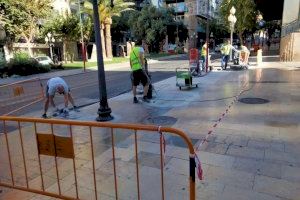 Alicante aplica un tratamiento antideslizante en las aceras de la Rambla a la piedra pulida para mejorar la movilidad peatonal