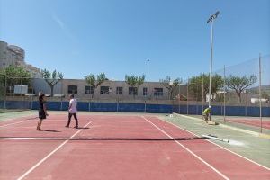 El Ayuntamiento de Peñíscola lleva a cabo las obras de acondicionamiento de la pista central de tenis