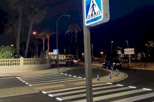 Alicante instala los dos primeros pasos de peatones inteligentes en la playa de San Juan