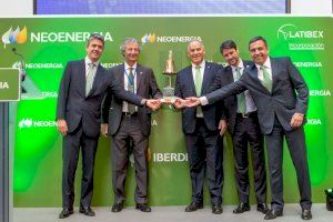 Mario Ruiz-Tagle, CEO de Neoenergia (tercero por la izquierda) y Eduardo Capelastegui, director ejecutivo de control y planificación patrimonial de Neoenergia (cuarto por la izquierda)