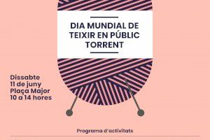 La plaza Mayor de Torrent acoge la celebración del Día Mundial de Tejer en Público