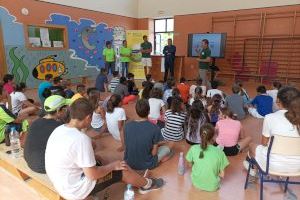 El alumnado de Peñíscola se involucra con la limpieza y conservación del marjal