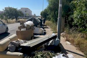 El PP denuncia que la basura y enseres se acumulan en los contenedores y calles de la costa de Orihuela tras varios días sin recogerla