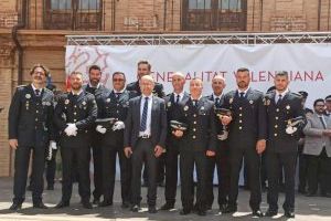 La Generalitat Valenciana condecora a doce policías locales de Alaquàs