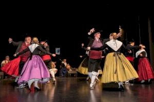 El Teatro del Raval acoge el Festival Folklórico con la bailada de los cinco grupos de Castelló