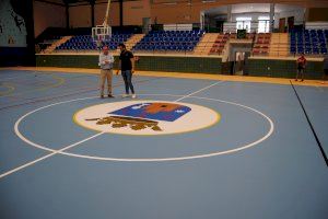 El Pabellón Polideportivo Municipal de Alcalà de Xivert estrena nuevo pavimento