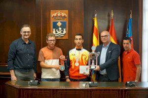 El alcalde, Andreu Verdú, recibe al deportista vilero, Yassine Talhaoui, tras alzarse campeón de Europa de Taekwon-do ITF