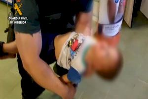 Dos guàrdies civils salven la vida a un xiquet de tres anys a punt d'asfixiar-se a Almoradí