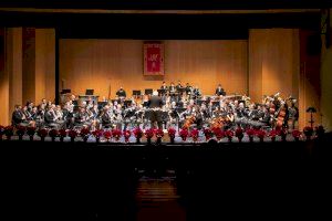 La Unió Musical de Torrent arranca su 50 aniversario con un concierto de su banda sinfónica en la plaza de la Iglesia