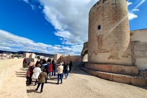 Más de 3.000 personas han tenido la oportunidad de visitar el Castillo de Elda durante los dos meses de apertura del recinto