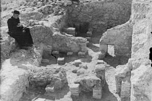 Aparecen negativos inéditos de las excavaciones del padre Belda en la villa romana de Torre la Cruz en el fondo fotográfico Linares Ortiz
