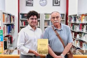 El vecino de Burjassot J. Ramón López Carceller dona ejemplares de su libro, Recuerdos de Marchalenes, a la Biblioteca Municipal