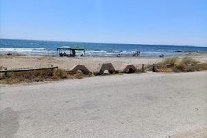 Santa Pola protege las playas del cabo y delimita el aparcamiento en las zonas prohibidas