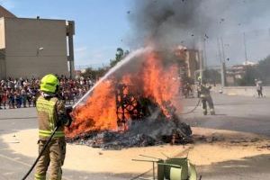 Los bomberos del SPEIS queman 41 Hogueras infantiles en centros escolares, sociales y de mayores de Alicante